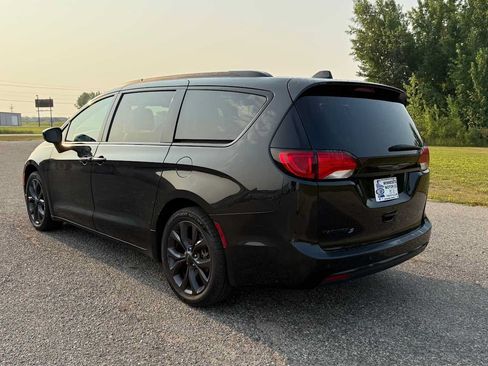 Used 2018 Chrysler Pacifica Touring-L w/ Premium Audio Group FWD image 4