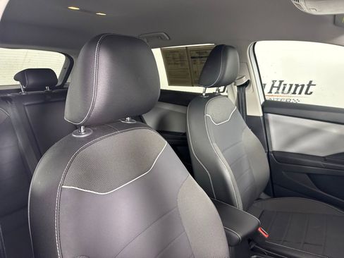 Used 2023 Volkswagen Taos SE image 31