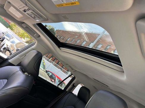 Used 2022 Toyota Highlander XLE AWD/4WD image 13