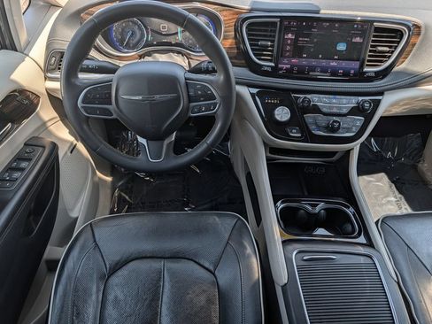 Used 2022 Chrysler Pacifica Limited FWD image 17