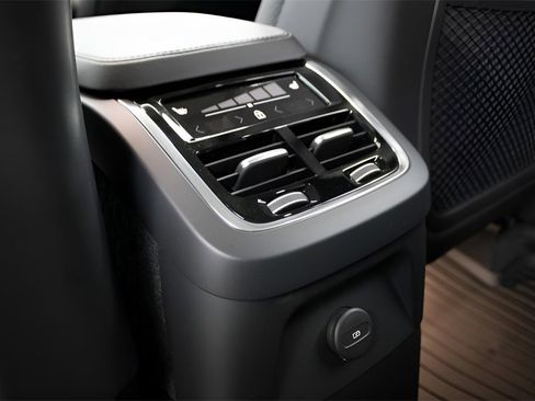 Certified 2025 Volvo XC90 T8 Plus w/ Protection Package Premier image 31