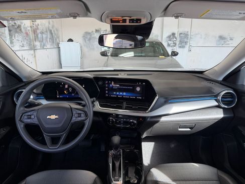 Used 2025 Chevrolet Trax LT image 31