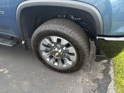 Used 2025 Chevrolet Silverado 2500 Custom w/ Custom Value Package image 2