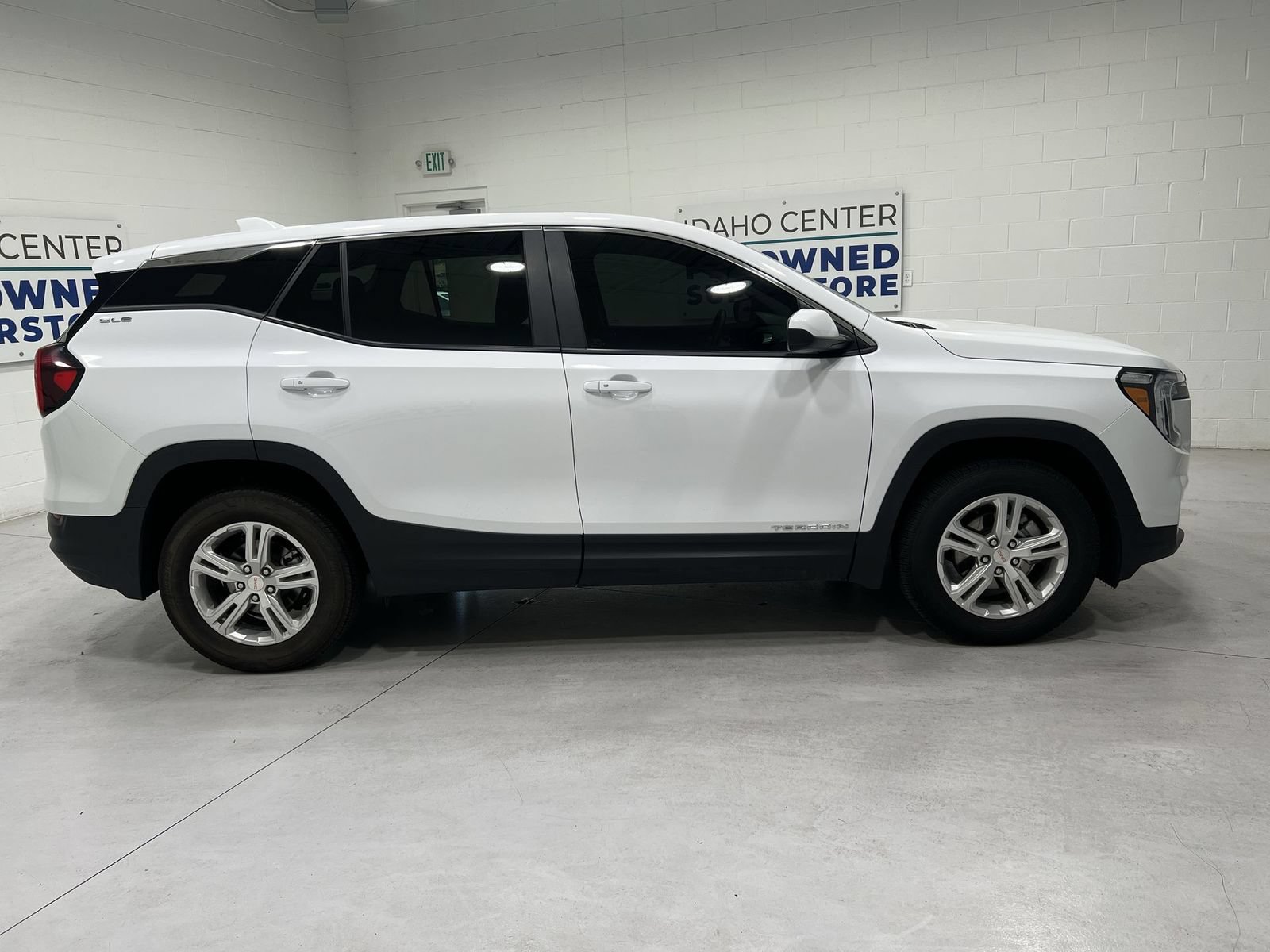 Used 2024 GMC Terrain SLE AWD/4WD image 9