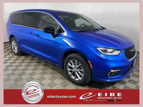 New 2026 Chrysler Pacifica Select image 1