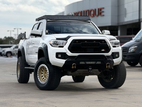 Used 2019 Toyota Tacoma TRD Off-Road w/ Technology Package image 3