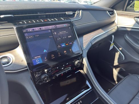 New 2025 Jeep Grand Cherokee L Limited w/ Luxury Tech Group II image 21