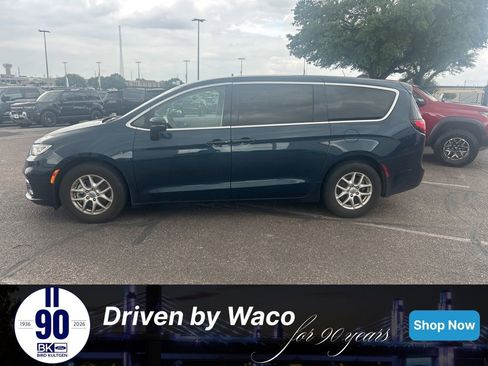 Used 2023 Chrysler Pacifica Touring-L image 1