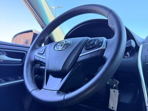 Used 2017 Toyota Camry SE w/ Moonroof Package FWD image 10