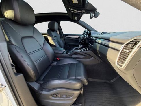 Used 2023 Porsche Cayenne Platinum Edition w/ Performance Package image 20