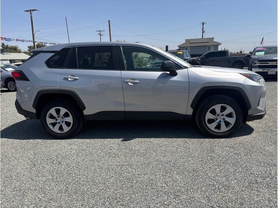 Used 2022 Toyota RAV4 LE FWD image 4