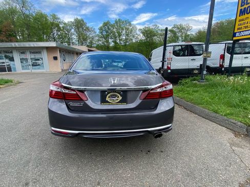 Used 2017 Honda Accord LX image 4