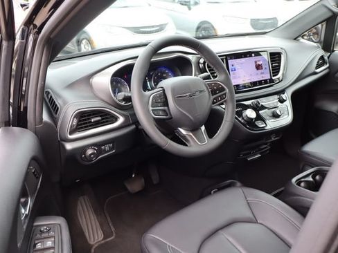 Used 2026 Chrysler Pacifica Select AWD/4WD image 15
