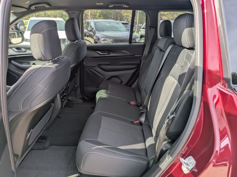 New 2025 Jeep Grand Cherokee Laredo image 10