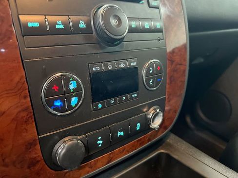 Used 2014 Chevrolet Suburban LT image 15