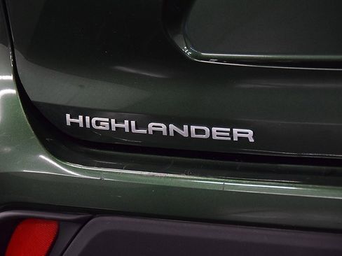 Used 2023 Toyota Highlander XLE image 11