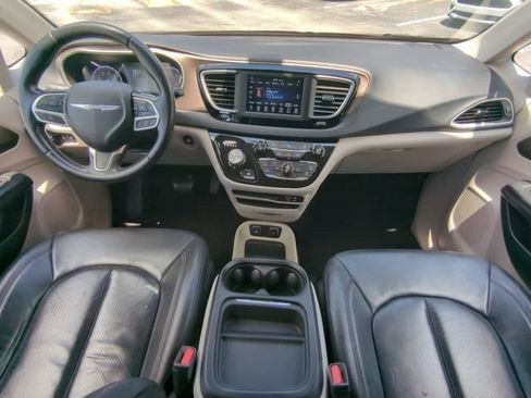 Used 2018 Chrysler Pacifica Touring-L FWD image 18