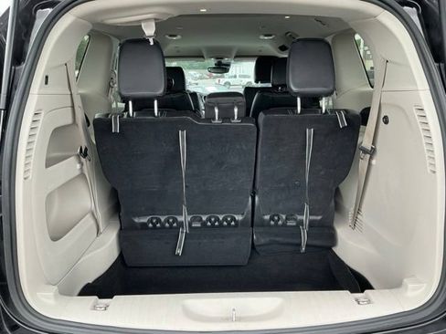 Used 2024 Chrysler Pacifica Touring-L FWD image 19