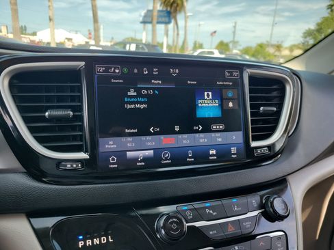 Used 2023 Chrysler Pacifica Touring-L FWD image 22