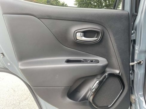 Used 2018 Jeep Renegade Altitude w/ UConnect 8.4 Nav Group AWD/4WD image 15