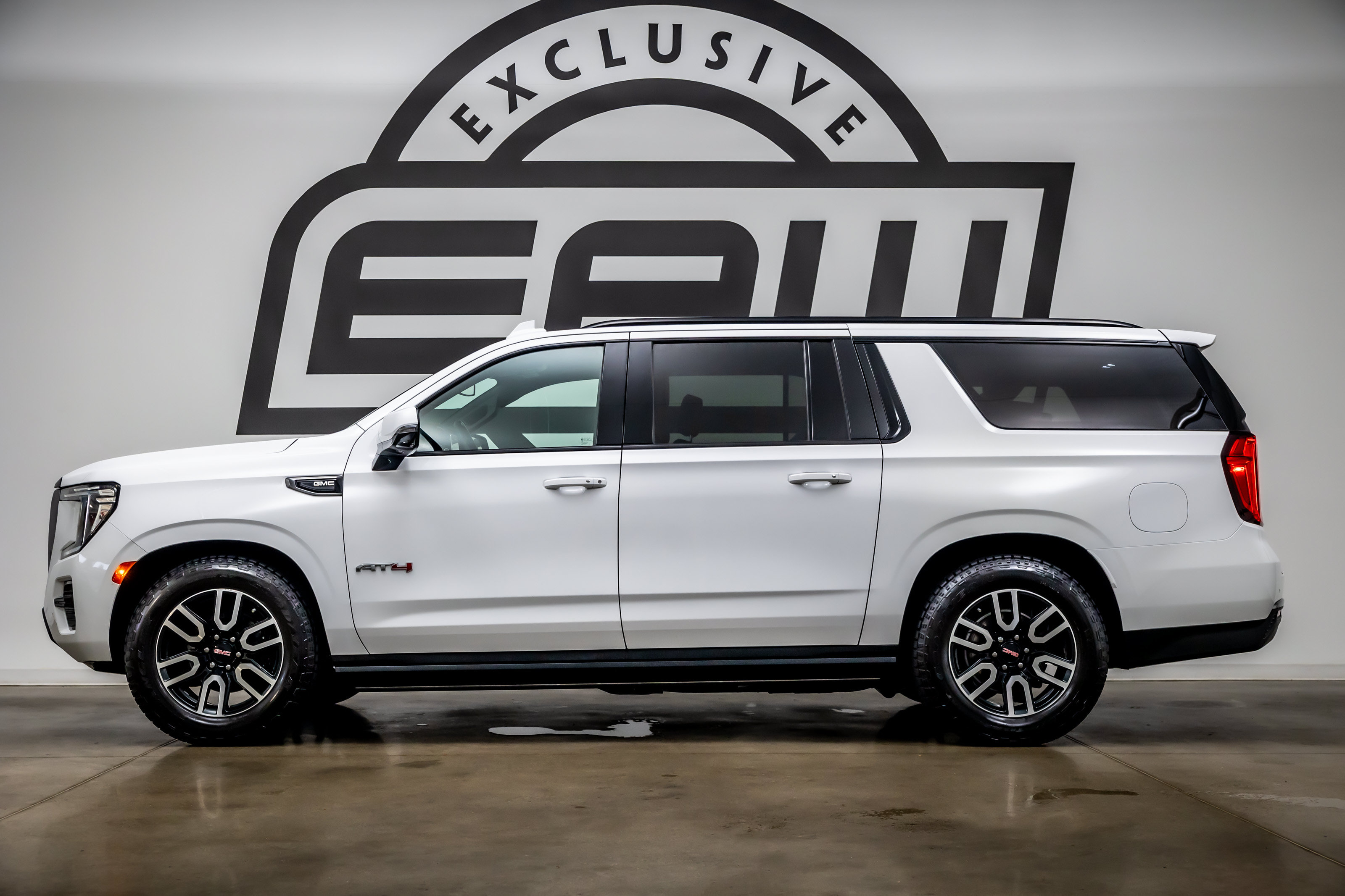 Used 2023 GMC Yukon XL AT4 w/ AT4 Premium Plus Package AWD/4WD image 6