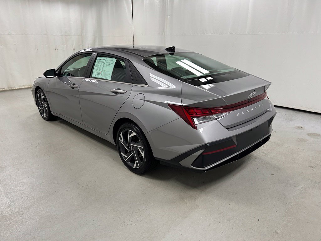 Used 2025 Hyundai Elantra SEL FWD image 7
