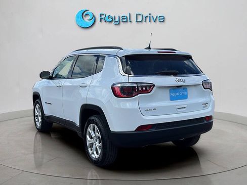 Used 2024 Jeep Compass Latitude AWD/4WD image 4