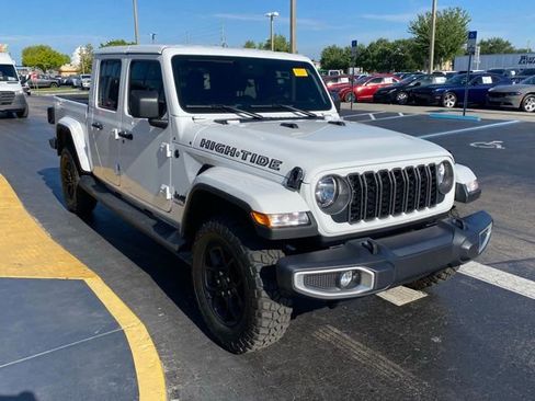 Used 2025 Jeep Gladiator Sport image 2