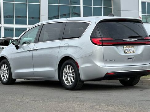 Certified 2024 Chrysler Pacifica Touring-L FWD image 9