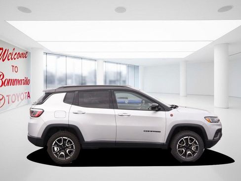 Used 2024 Jeep Compass Trailhawk AWD/4WD image 5