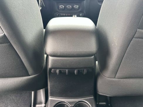 Used 2012 Jeep Wrangler Unlimited Sahara w/ Connectivity Group AWD/4WD image 13