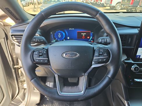 Used 2023 Ford Explorer Platinum w/ Technology Package AWD/4WD image 14