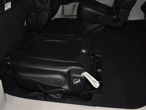 Certified 2024 Chrysler Pacifica Touring-L FWD image 25