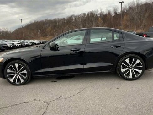 Used 2022 Volvo S60 B5 Momentum w/ Premium Package image 5