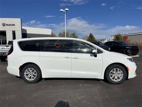 Used 2023 Chrysler Pacifica Touring-L image 10