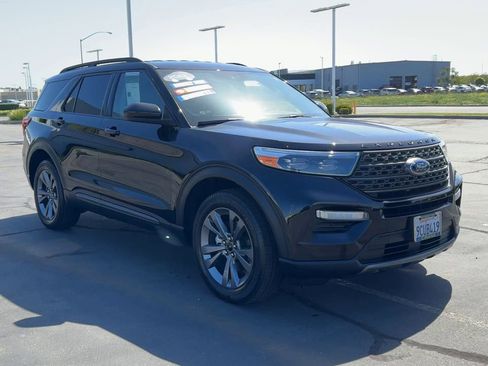 Used 2022 Ford Explorer XLT w/ Equipment Group 202A image 8