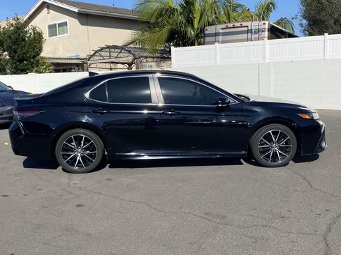 Used 2022 Toyota Camry SE image 2