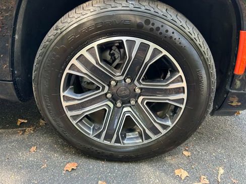 Used 2024 Jeep Wagoneer L Series II image 38