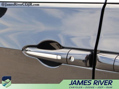 Used 2023 Chrysler Pacifica Pinnacle FWD image 19