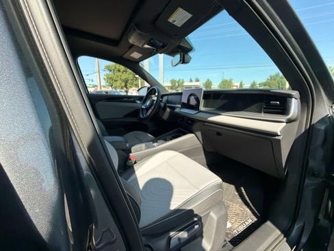 Used 2025 Volkswagen Tiguan SE R-Line AWD/4WD image 28