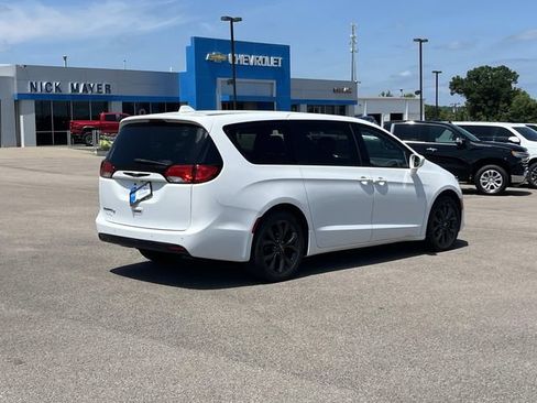 Used 2020 Chrysler Pacifica Touring w/ S Appearance Package FWD image 4