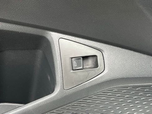 Certified 2025 Volkswagen Jetta SEL image 33