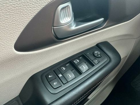 Used 2017 Chrysler Pacifica Touring FWD image 20