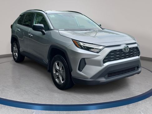 Used 2025 Toyota RAV4 LE AWD/4WD image 3