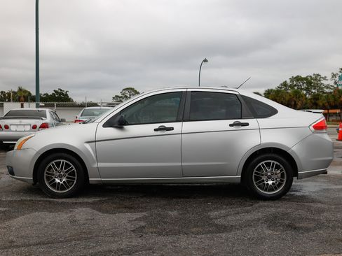 Used 2010 Ford Focus SE image 3