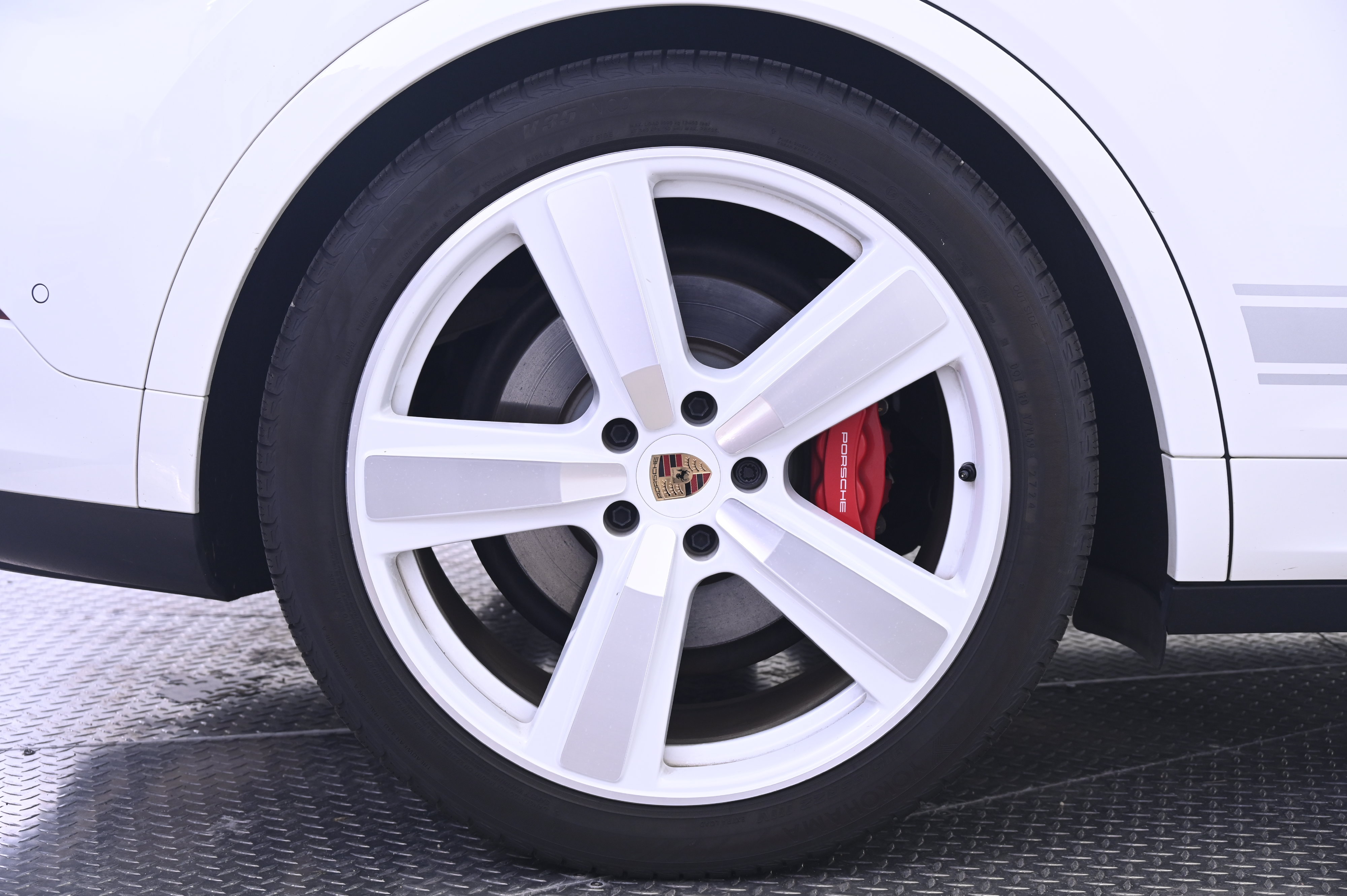 Certified 2025 Porsche Cayenne S AWD/4WD image 13