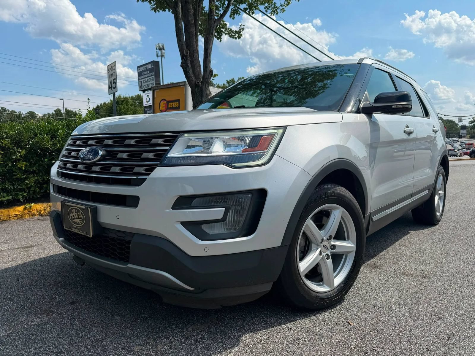 Used 2016 Ford Explorer XLT w/ Equipment Group 202A FWD image 2