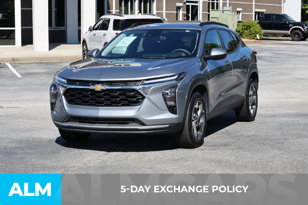 Used 2025 Chevrolet Trax LT FWD image 3