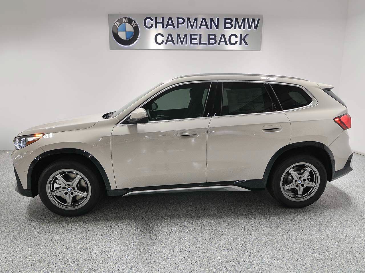 Used 2027 BMW X1 xDrive28i AWD/4WD image 3
