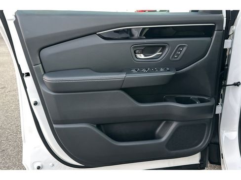 Certified 2025 Honda Pilot EX-L image 11